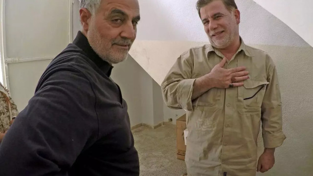 شہید قاسم سلیمانی اور شہید عباس نیلفروشان کی تصویر