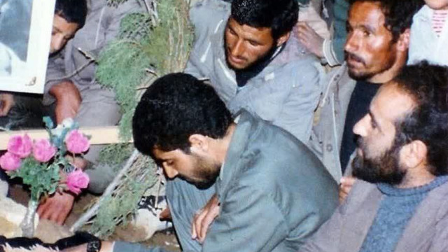 عکس ماندگار شهید سلیمانی بر سر مزار مطهر سردار شهید رضا عباس زاده