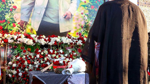رفت و غزلم چشم به راهش نگران شد...