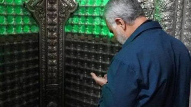 الشهيد الحاج قاسم سليماني عند ضريح الامام الحسين ” عليه السلام “