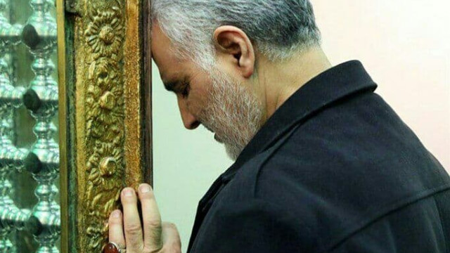  ” بعض اللقطات لحاج قاسم وهو داخل الحرم المطهر “